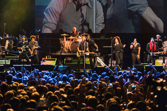 Bruce Springsteen & The E Street Band. Pierwszy koncert w Kapsztadzie. fot: @BigConcerts - pic.twitter.com/cGAQedo5oo