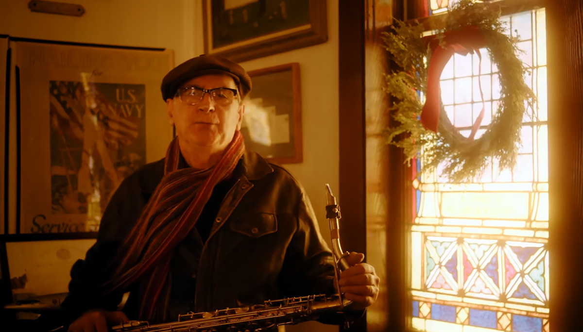 Eddie Manion w świątecznym klipie The Lights Are on at Old Saint John's