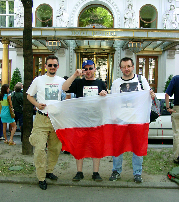 Przed hotelem Imperial, Wiedeń 2003 r. Od lewej: Krzysiek, Tomek i Markos