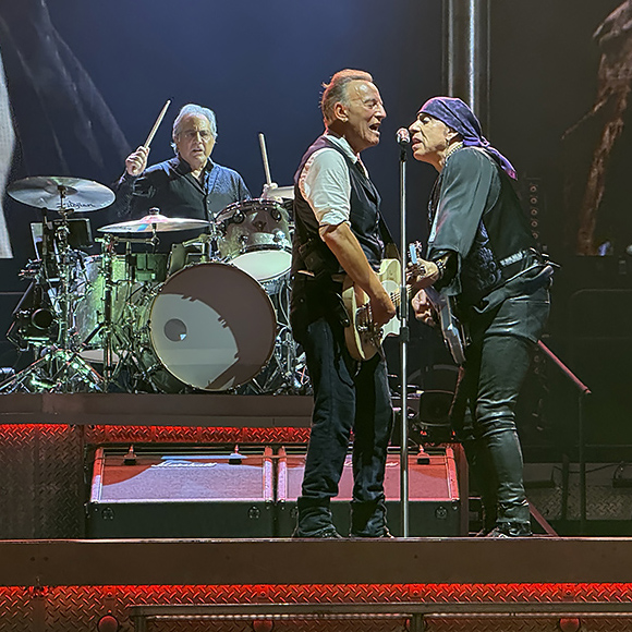 We're riding out tonight to case the promised land – Bruce Springsteen & The E Street Band 2025